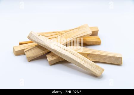 Draufsicht Farbfoto Nahaufnahme von Palo santo Holzstäbchen isoliert auf weißem Hintergrund. Stockfoto