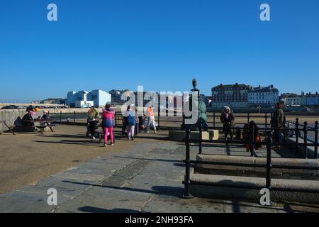 Junge Mütter, die im Winter in Margate Harbour Kinderwagen schieben Stockfoto