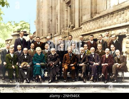 Die Internationalen Solvay-Institute für Physik und Chemie in Brüssel veranstalteten 1911 die erste Weltphysik-Konferenz, die alle drei Jahre stattfand. Die berühmteste Konferenz war die fünfte Konferenz über Elektronen und Photonen im Jahr 1927. Zu den Teilnehmern zählten Marie Curie, Albert Einstein, Niels Bohr und Werner Heisenberg, um nur einige zu nennen. Von den 29 Teilnehmern waren 17 aktuelle oder zukünftige Nobelpreisträger. Gefärbt. Stockfoto