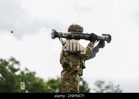 Indiana Guardsmen mit dem 76. Infanterie-Brigade-Kampfteam feuert eine AT4 in Camp Atterbury ab, Indiana, 27. Juli 2022. Die AT4 ist eine unbewaffnete 84mm-Waffe, die beim Angriff auf Panzer, Landungsfahrzeuge, Hubschrauber, Flugzeuge und gepanzerte Fahrzeuge eingesetzt wird. Stockfoto