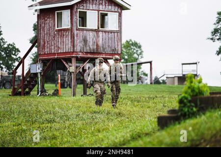 Indiana Guardsmen vom 76. Infanterie-Brigade-Kampfteam trägt einen AT4 während des Trainings in Camp Atterbury, Ind., 27. Juli 2022. Die AT4 ist eine unbewaffnete 84mm-Waffe, die beim Angriff auf Panzer, Landungsfahrzeuge, Hubschrauber, Flugzeuge und gepanzerte Fahrzeuge eingesetzt wird. Stockfoto