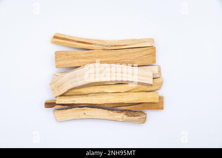 Draufsicht Farbfoto Nahaufnahme von Palo santo Holzstäbchen isoliert auf weißem Hintergrund. Stockfoto