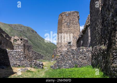 Der untere Innenhof der Festung Khertvisi in Georgien, die mittelalterliche Burgmauer aus Stein mit Wachtürmen und die Zitadelle auf einem grünen felsigen Hügel im Kleinkaukasus. Stockfoto