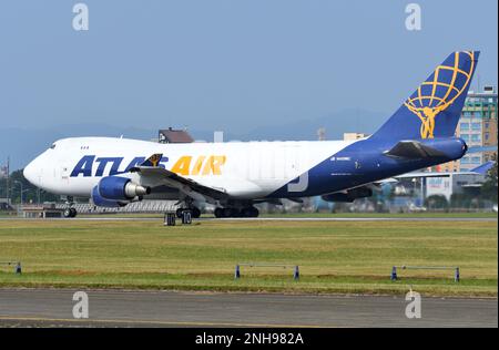 Tokio, Japan - 22. Juli 2018: Atlas Air Boeing B747-400F (N409MC) Frachter. Stockfoto