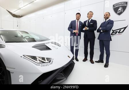 Tokio, Japan. 21. Februar 2023. Die Führungskräfte von Automobili Lamborghini (L-R) Davide Sfrecola, Head of Japan, Stephan Winkelmann, Chairman und CEO, Francesco Scardaoni vom Asia Pacific Director, posieren vor „Huracan STO Time Chaser 111100", entworfen von Ikeuchi, auf einem Empfang, um Lamborghinis 60.-jähriges Jubiläum in Tokio am Dienstag, den 21. Februar 2023e, zu feiern. (Foto: Yoshio Tsunoda/AFLO) Stockfoto