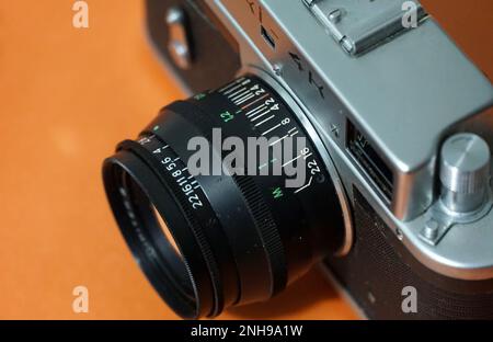 RESEN, MAZEDONIEN. DIE 2023-Oldtimer-Filmkamera Zorki-4K IST eine 20 1970er Sowjetära 35mm-Film-Entfernungsmesser-Kamera. Stockfoto