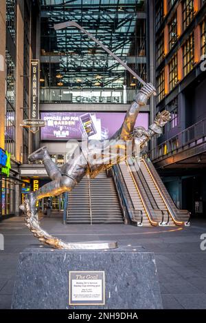 TD Garden in Boston, Massachusetts, USA, und die Statue von Bobby Orr Stockfoto