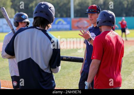 Ted McGovern trainiert Baseballspieler während der Aufwärmübungen vor einem Baseballspiel im Mulcahy Stadium in Anchorage, Alaska, 23. Juli 2022. Neben der Alaska Guard-Familie dient McGovern den Gemeinden rund um die Joint Base Elmendorf-Richardson als Assistenztrainer für die Chugiak-Eagle River Chinooks, ein lokales Baseballteam in Chugiak. (Foto der Alaska National Guard von Leutnant Balinda O’Neal) Alaska National Guard, Baseball, Chaplain, Military Appreciation, Community Service, Stockfoto