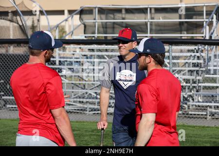 Ted McGovern trainiert Baseballspieler während der Aufwärmübungen vor einem Baseballspiel im Mulcahy Stadium in Anchorage, Alaska, 23. Juli 2022. Neben der Alaska Guard-Familie dient McGovern den Gemeinden rund um die Joint Base Elmendorf-Richardson als Assistenztrainer für die Chugiak-Eagle River Chinooks, ein lokales Baseballteam in Chugiak. (Foto der Alaska National Guard von Leutnant Balinda O’Neal) Alaska National Guard, Baseball, Chaplain, Military Appreciation, Community Service, Stockfoto