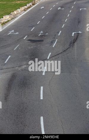 Leer drei Fahrspuren Straße mit Pfeilen Sonnigen Tag Stockfoto