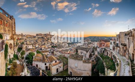 Matera, Italien, am Canyon in der Dämmerung. Stockfoto