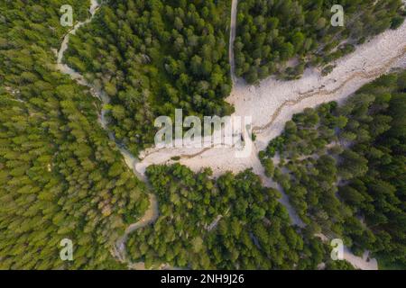 Drohnenfotografie des Bergflusses, der durch Wälder fließt, und Wanderweg während des Sommertags Stockfoto