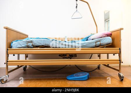 Seitenansicht von Homecare verstellbaren elektrischen Krankenhausbett zu Hause Stockfoto