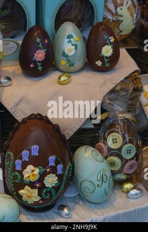 Schaufensterausstellung in Betty's Tea Rooms in Harrogate, mit Ostereiern in verschiedenen Größen und Blumendekorationen, North Yorkshire, England, Stockfoto