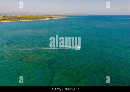 Drohnenfotografie von Booten im Meer während des Sommertages Stockfoto