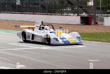 Kevin Cooke fährt seinen White, 1975, März 75S, während des HSCC Thundersports Race, beim Silverstone Classic 2022 Stockfoto