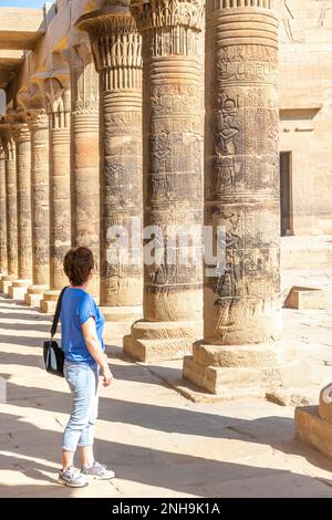 Assuan, Ägypten; 14. Februar 2023 - Eine Reihe von Säulen im Tempel von Philae, Assuan, Ägypten. Stockfoto