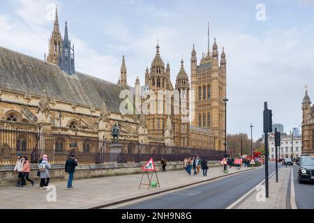 London, England - 25. März 2017 : Londoner Wahrzeichen Big Ben, Parlament und Westminster Bridge, England, Vereinigtes Königreich Stockfoto