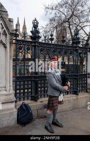 London, Großbritannien - 12. Februar 2023: Eine Nahaufnahme eines typischen britischen Dudelsackspielers im traditionellen Trikot Stockfoto