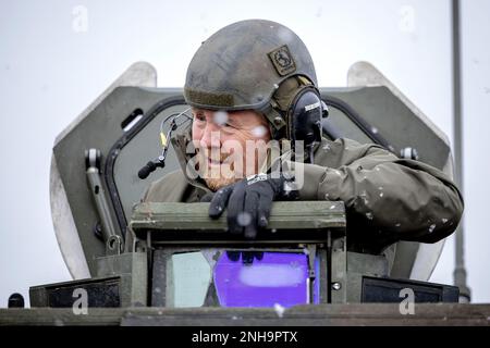 Pabrade, Litauen. 21. Februar 2023. PABRADE - König Willem-Alexander nimmt an einer Übung während seines Besuchs bei niederländischen Soldaten im Pabrade Training Area, Litauen, Teil. Die Soldaten sind Teil der verstärkten Frontpräsenz der NATO. ANP ROBIN VAN LONKHUIJSEN niederlande Out - belgien Out Credit: ANP/Alamy Live News Stockfoto