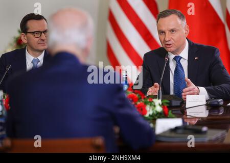 Warschau, Polen. 21. Februar 2023. US-Präsident Joe Biden (C) trifft am 21. Februar 2023 im Präsidentenpalast in Warschau mit dem polnischen Präsidenten Andrzej Duda (R), dem polnischen Premierminister Mateusz Morawiecki (L) zusammen. Foto: Jakub Szymczuk/KPRP/UPI Kredit: UPI/Alamy Live News Stockfoto