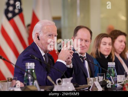 Warschau, Polen. 21. Februar 2023. US-Präsident Joe Biden (L) trifft am 21. Februar 2023 im Präsidentenpalast in Warschau mit dem polnischen Präsidenten Andrzej Duda (nicht gesehen) zusammen. Foto: JPrzemyslaw keler/KPRP/UPI Kredit: UPI/Alamy Live News Stockfoto