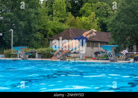 Army Reserve Staff Sgt. Devin Crawford, 108. Training Command, taucht ab, um am 28. 2022. Juli in der Nähe von Hammelburg einen CIOR-Übungslauf zum Schwimmen bei Hindernissen zu starten. Der Interallied Confederation of Reserve Officers Military Competition (CIOR MILCOMP) ist ein dreitägiger Teamwettbewerb, der aus NATO und Partnerschaft für Friedensnationen in Europa besteht. Sie existiert seit 1957. Der Wettbewerb steht allen Reservekomponenten für NCO und Officer offen. Es wird nun auf freiwilliger Basis betrieben und von früheren Wettbewerbern über einen Alumni-Verband finanziert. Stockfoto