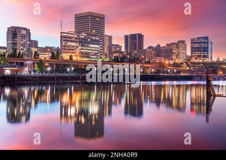 Tacoma, Washington, USA Downtown Skyline in der Dämmerung zu Beginn Bay. Stockfoto