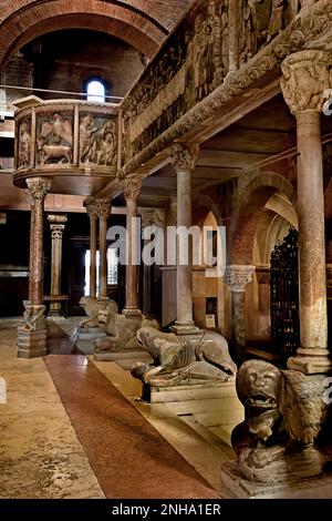 Kanzel, Kathedrale von Modena - Cattedrale Metropolitana di Santa Maria Assunta e San Geminiano - Duomo di Modena - römisch-katholisch ( gewidmet der Himmelfahrt der Jungfrau Maria und des Heiligen Geminianus ) Jahr geweiht 1184 vollendet 1319, Modena, Italien, Stockfoto