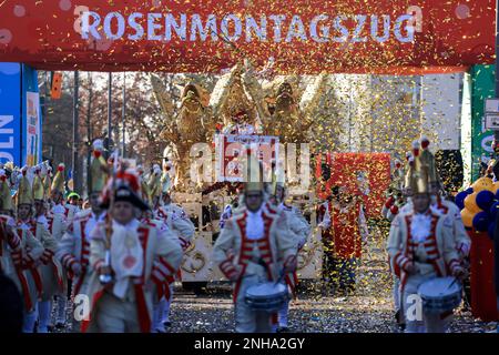 Köln, Deutschland. 20. Februar 2023. Eine Marschkapelle in einer Dusche von Konfetti. Kredit: Oliver Berg/dpa/Alamy Live News Stockfoto