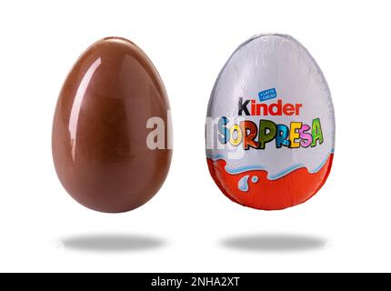 Alba, Italien - 20. Februar 2023: Kinder Surprise Chocolate Eggs, isoliert auf weißem Schnittweg. Kinder Sorpresa ist eine Marke von Ferrero, weltberühmter Schwindler Stockfoto