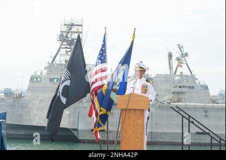 220728-N-ZS023-1036 SAN DIEGO (28. Juli 2022) Commander. Michael Piano, Befehlshaber des Gefechtsschiffes USS Gabrielle Giffords (LCS 10) Blue Crew, hält während eines Kommandowechsels auf dem Flugdeck des Schiffes Bemerkungen. LCS sind schnelle, agile, auf Mission ausgerichtete Plattformen, die für den Betrieb in küstennahen Umgebungen konzipiert sind und sich gegen die Küstenbedrohungen des 21. Jahrhunderts behaupten. LCS sind in der Lage, weltweite Missionen in den Bereichen Präsenz, Seeverkehrssicherheit, Seeverkehrskontrolle und Abschreckung zu unterstützen. COMLCSRON ONE, USS Gabrielle Giffords (LCS 10), lcs, Küstenkampfschiff, Stockfoto