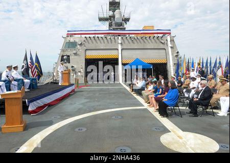220728-N-ZS023-1069 SAN DIEGO (28. Juli 2022) Crew und Gäste hören sich die Kommentare von Commander Commander Michael Piano, kommandierender Offizier des Kampfschiffs USS Gabrielle Giffords (LCS 10) Blue Crew der Unabhängigkeitsvariante während einer Zeremonie zum Kommandowechsel auf dem Cockpit des Schiffes. LCS sind schnelle, agile, missionsorientierte Plattformen, die für den Einsatz in küstennahen Umgebungen konzipiert sind und sich gegen Bedrohungen an der Küste des 21. Jahrhunderts durchsetzen. LCS sind in der Lage, weltweite Präsenz-, Seeverkehrssicherheits-, Seekontroll- und Abschreckungsmissionen zu unterstützen. Stockfoto