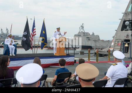 220728-N-ZS023-1091 SAN DIEGO (28. Juli 2022) Commander. Phillip Herndl, Kommandeur des Gefechtsschiffes USS Gabrielle Giffords (LCS 10) Blue Crew, übergibt den Seeleuten und Gästen nach der Übernahme des Kommandos auf dem Flugdeck des Schiffes Bemerkungen. LCS sind schnelle, agile, auf Mission ausgerichtete Plattformen, die für den Betrieb in küstennahen Umgebungen konzipiert sind und sich gegen die Küstenbedrohungen des 21. Jahrhunderts behaupten. LCS sind in der Lage, weltweite Missionen in den Bereichen Präsenz, Seeverkehrssicherheit, Seeverkehrskontrolle und Abschreckung zu unterstützen. COMLCSRON ONE, USS Gabrielle Giffords (LCS 10), lcs, Küstenkampfschiff, Stockfoto