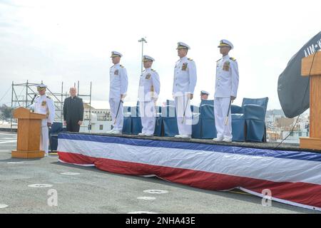 220728-N-ZS023-1033 SAN DIEGO (28. Juli 2022) die Führung wird während eines Kommandowechsels an Bord des Gefechtsschiffes USS Gabrielle Giffords (LCS 10) der Independence-Variante beobachtet. LCS sind schnelle, agile, auf Mission ausgerichtete Plattformen, die für den Betrieb in küstennahen Umgebungen konzipiert sind und sich gegen die Küstenbedrohungen des 21. Jahrhunderts behaupten. LCS sind in der Lage, weltweite Missionen in den Bereichen Präsenz, Seeverkehrssicherheit, Seeverkehrskontrolle und Abschreckung zu unterstützen. COMLCSRONONE,USS Gabrielle Giffords (LS 10),lcs,Küstenkampfschiff, Stockfoto