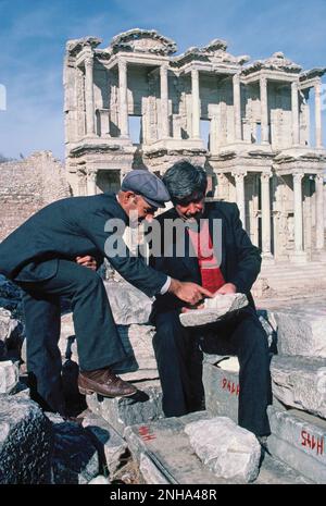 Truthahn. Ephesus-Ruinen. Zwei männliche Archäologen studieren Steinstücke. Stockfoto
