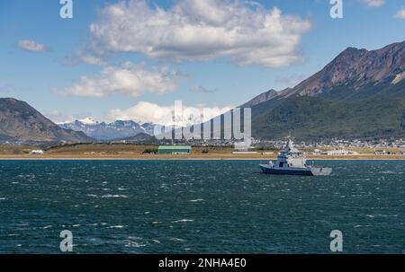 Ushuaia, Argentinien - 28. Januar 2023: Marinefregatte vor Anker am Flughafen Stockfoto