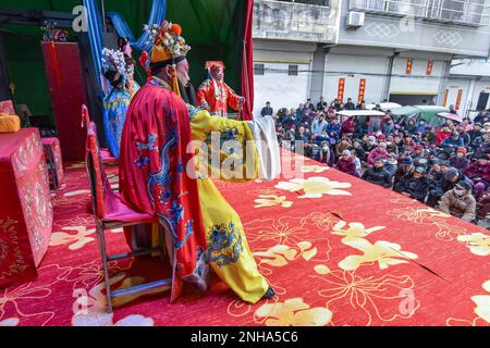 Fuyang, China. 21. Februar 2023. Schauspieler führen „ZhaGuoHuai“ auf, eine traditionelle chinesische Oper, und das Publikum beobachtet sie aufmerksam auf dem Land. Der 2. Tag des 2. Monats des chinesischen Mondkalenders wird als der Tag des „Drachen erhebt seinen Kopf“ bezeichnet. In einigen Teilen Chinas finden traditionelle Volksvorstellungen statt, um diesen Tag zu feiern. (Foto: Sheldon Cooper/SOPA Images/Sipa USA) Guthaben: SIPA USA/Alamy Live News Stockfoto