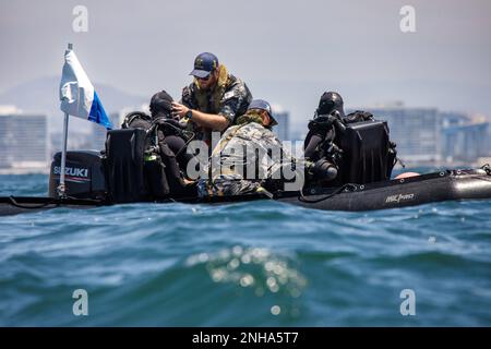 220728-N-N0842-2068 SAN DIEGO (27. Juli 2022) Royal Australian Navy Clearance Divers vom Tauchteam 4 führen letzte Überprüfungen ihrer Ausrüstung durch, bevor sie in das Wasser gelangen, um ein Minenräumungsszenario während Rim of the Pacific (RIMPAC) 2022 Southern California zu erreichen. Von Juni 29 bis August 4 nehmen an der RIMPAC 25.000 Nationen, 38 Schiffe, drei U-Boote, mehr als 170 Flugzeuge und Mitarbeiter auf und um die hawaiianischen Inseln und Südkalifornien Teil. RIMPAC ist die weltweit größte internationale Seefahrt-Übung und bietet eine einzigartige Ausbildungsmöglichkeit bei gleichzeitiger Förderung und Aufrechterhaltung von Coope Stockfoto