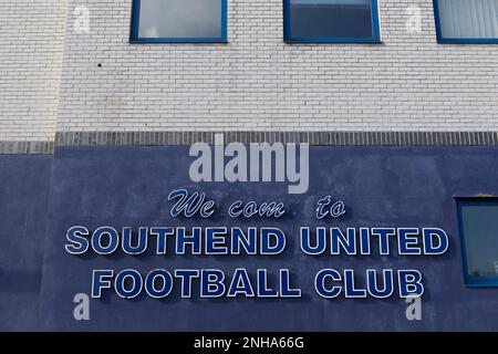 Hauptbüro des Southend United Football Clubs in der Roots Hall, Southend-on-Sea, Essex. Blaues Schild mit der Aufschrift „We(l)com(e) to Southend United Football Club“. Stockfoto