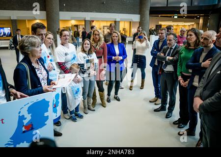 DEN HAAG - Eltern überreichen eine Petition an Parlamentsabgeordnete im Statenhal des Repräsentantenhauses. Eltern sind besorgt über die Qualität der Versorgung von Herzpatienten und Krebspatienten von Kindern, nachdem der Minister für Gesundheit, Wohlfahrt und Sport, Ernst Kuipers, in einem Entscheidungsvorschlag angekündigt hat, dass WKZ/UMC Utrecht keine Herzoperationen und Katheterisierungen mehr durchführen wird. Kann bei Kindern auftreten. ANP BART MAAT niederlande out - belgien out Stockfoto