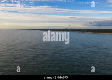 Drohnenfotografie von Meer, Küste und Windmühle während des Sommertags Stockfoto