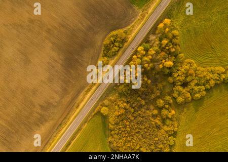 Drohnenfotografie der Panoramastraße durch das Ackerland während des Sommertags Stockfoto