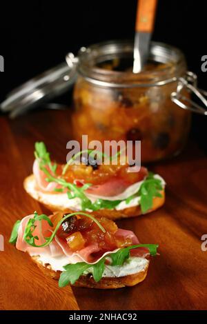 Toast mit hausgemachten Apfel-Chutney, Ricotta-Käse und Rucola Stockfoto