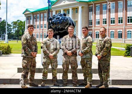 Fallschirmjäger sind Charlie Truppe zugeteilt, 1-73. Kavallerie-Regiment, 2. Brigaden-Kampfteam, 82. Luftwaffe posieren für ein Gruppenfoto auf Fort Stewart, GA, 28. Juli 2022. Während des Wettbewerbs „Bestes Team“ wurden die Wettbewerber auf einer Vielzahl von Themen getestet, darunter Landnavigation, Scharfschützen, Unfallversorgung, körperliche Fitness, Taktik in kleinen Einheiten und Ausdauer. Stockfoto