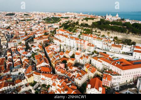 Luftaufnahme von St. George Castle in Lissabon, Portugal, mit umliegendem Stadtbild Stockfoto