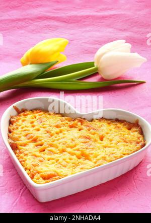 Hähnchen und Käse in Backform gratin Stockfoto