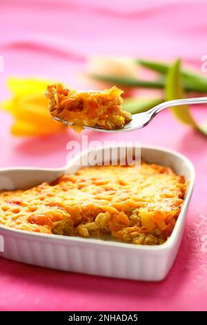Hähnchen und Käse in Backform gratin Stockfoto