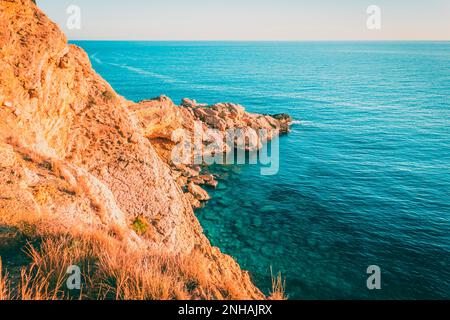 Malerisches Panorama der Küste vom Sierra Helada Natural Park. Benidorm - beliebtes spanisches Resort in der Provinz Alicante, Valencia, auf der Stockfoto