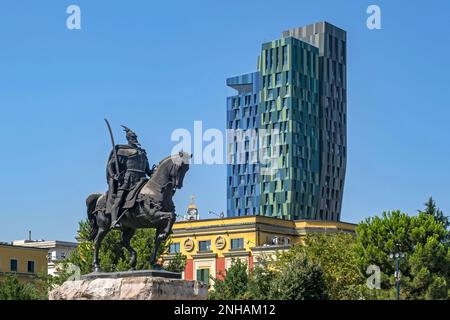 Alban Tower und Skanderbeg Monument, Reiterstatue zum Gedenken an den albanischen Nationalhelden für den Widerstand gegen die Osmanen, Hauptstadt Tirana, Albanien Stockfoto